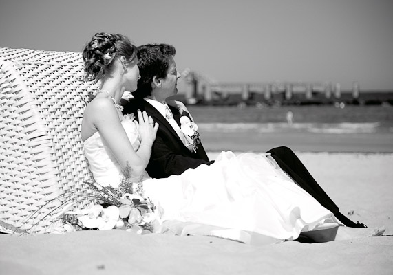 Brautpaar am Strandkorb